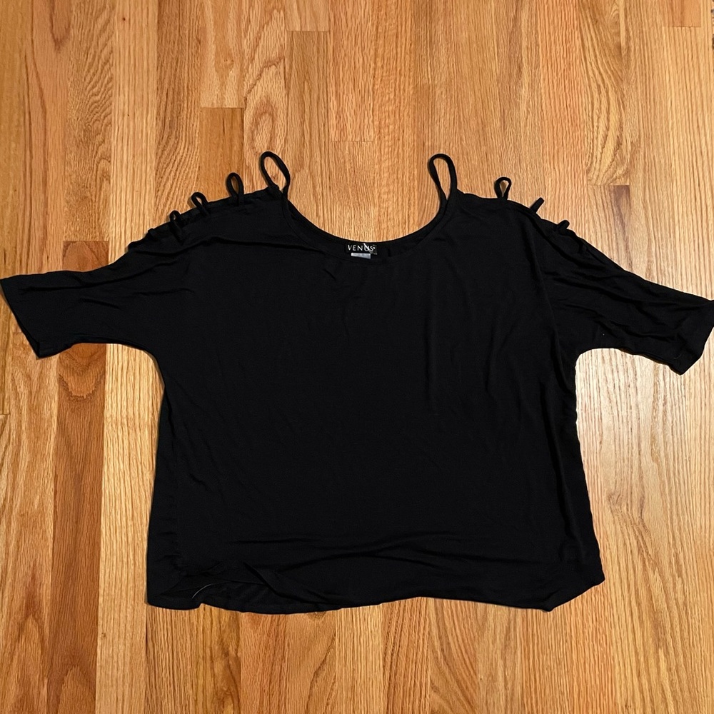 Cold shoulder strappy black t-shirt size L Venus
